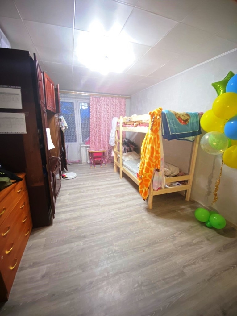 Продам 3-к квартиру в районе с развитой инфраструктурой.
